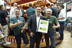 Florian Achatz, Head of Sales bei SL Rack, nimmt die Auszeichnung entgegen
