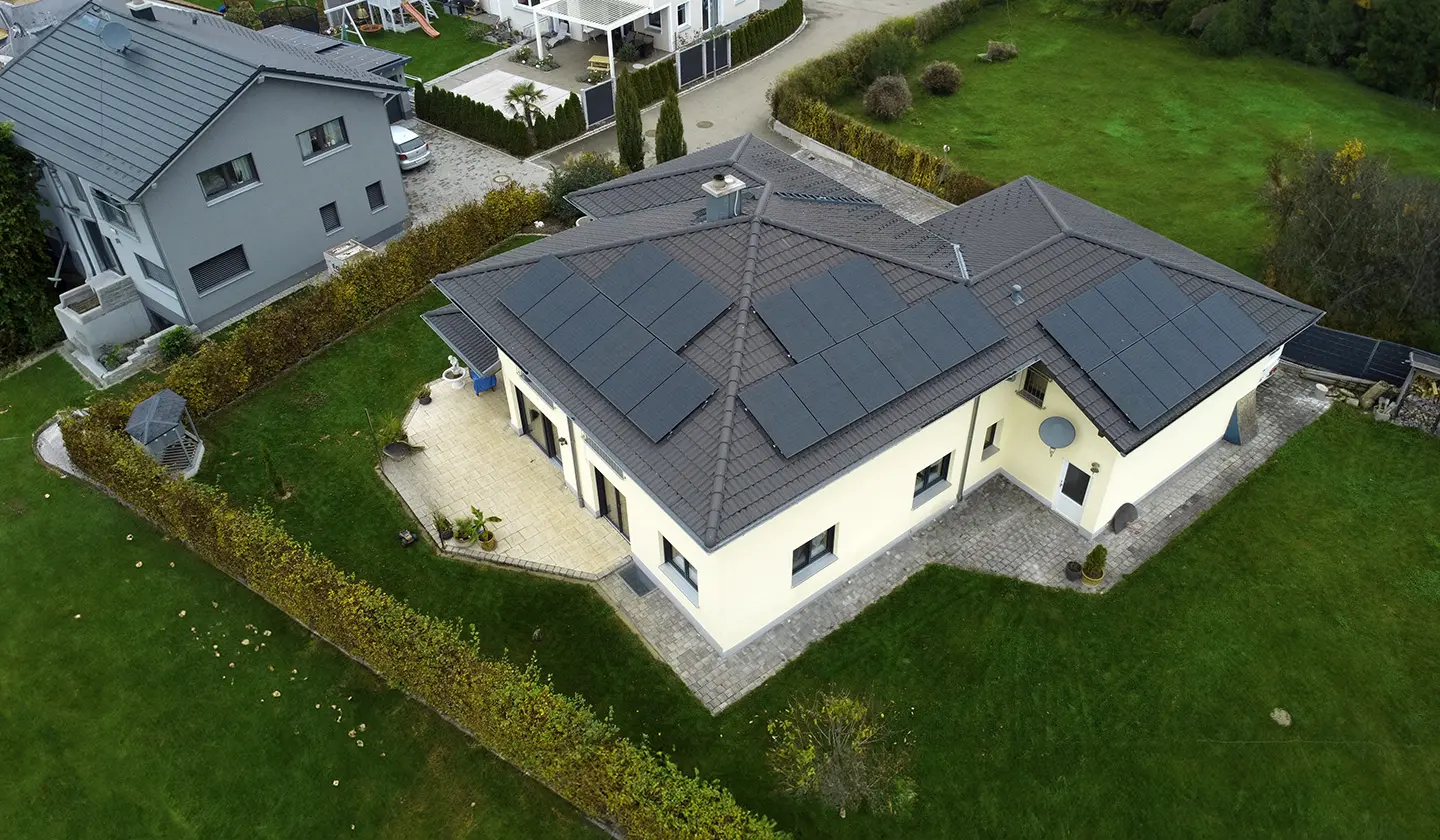 Ein Einfamilienhaus in Trier aus der Vogelperspektive. Auf dem Dach sind 30 schwarze Solarmodule verbaut.