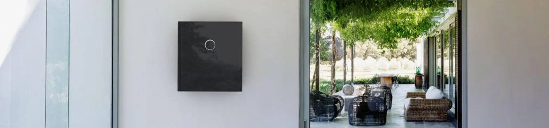 Eine Sonnenbatterie hängt an der Wand in einer Wohnung
