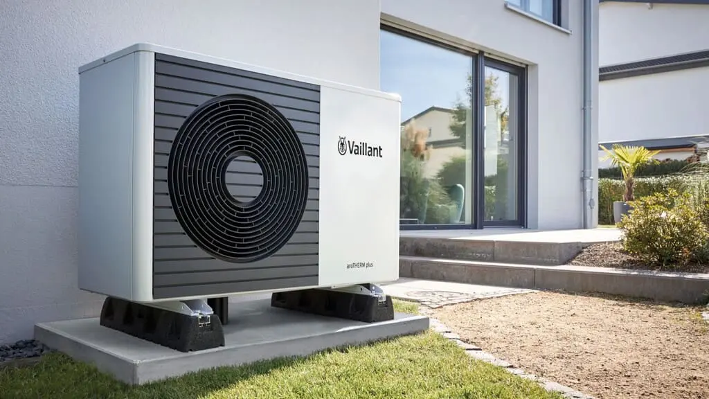 Eine Vaillant Wärmepumpe die an einer Hauswand steht