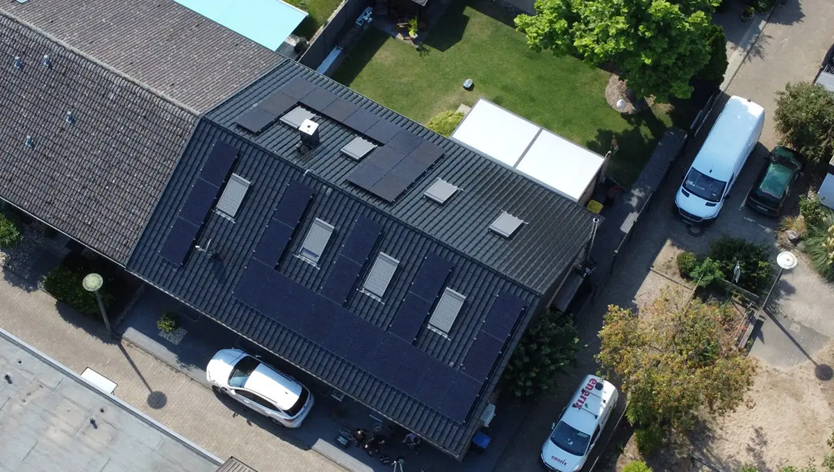 Eine große Photovoltaikanlage auf einem Hausdach in Pulheim.