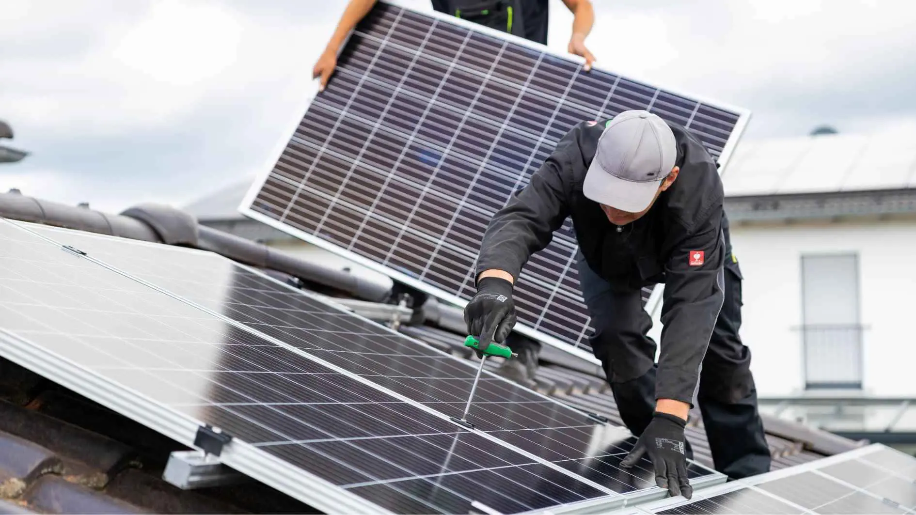 Ein Installateur Montiert ein Photovoltaikmodul auf einem Dach,