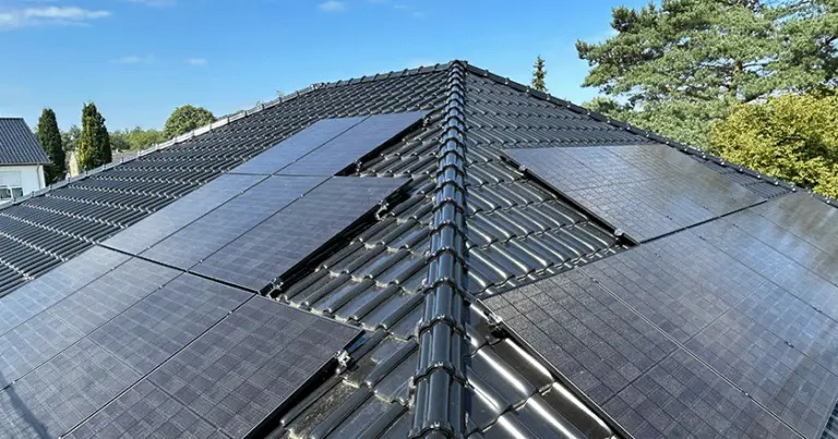 Ein Hausdach mit Photovoltaik in Baesweiler.