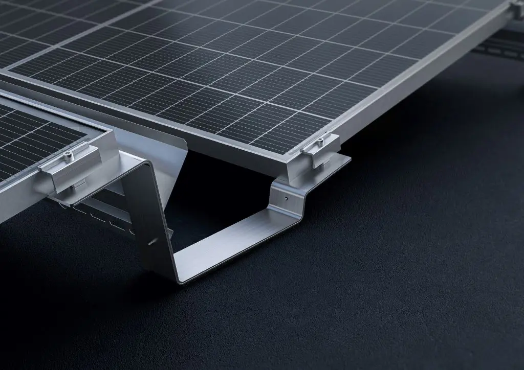 Eine Unterkonstruktion von Aerocompact hält ein Solarmodul.