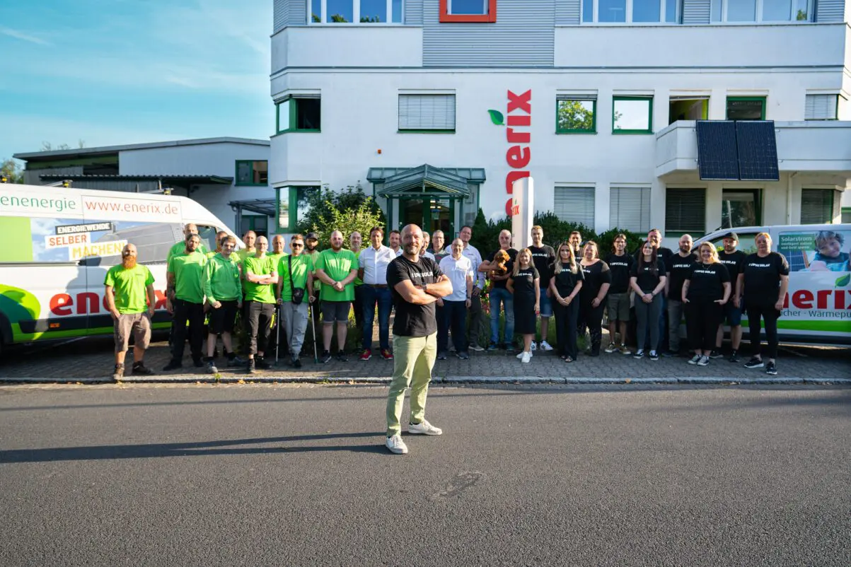 Das Team von enerix Spessart hinter dem Geschäftsinhaber Daniel Grimm.