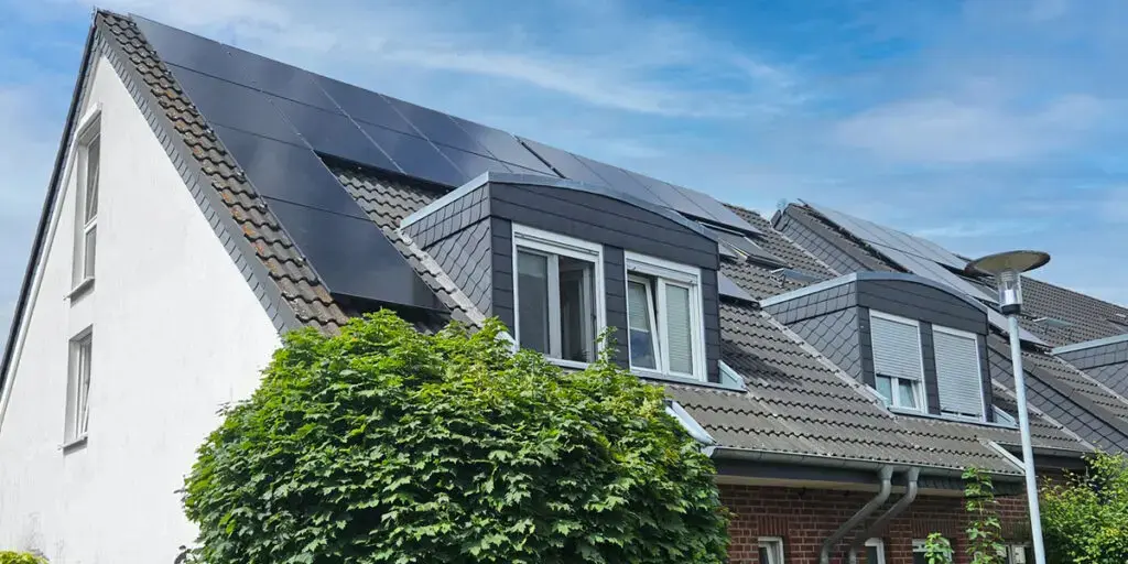 Eine Photovoltaikanlage auf einem Reihenhaus in Grevenbroich.
