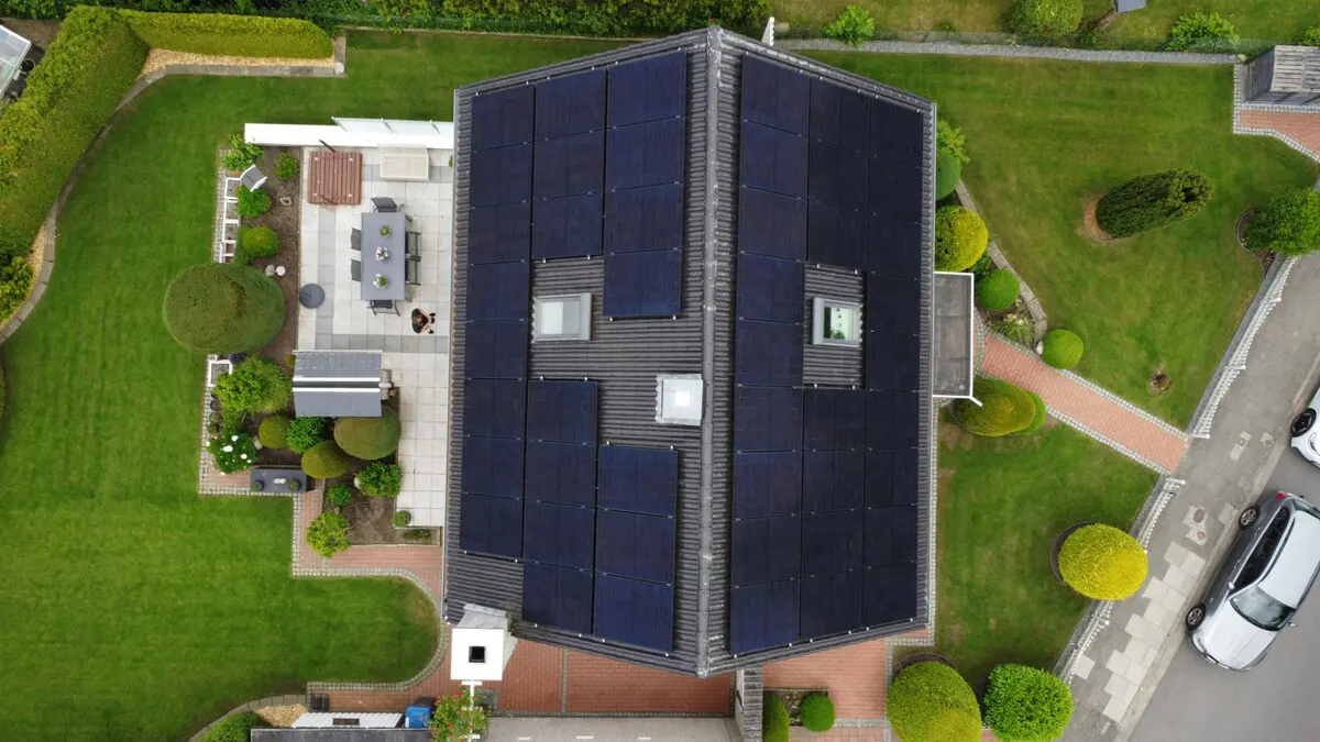 Eine Photovoltaikanlage auf einem Hausdach mir großem Garten in Molfsee.