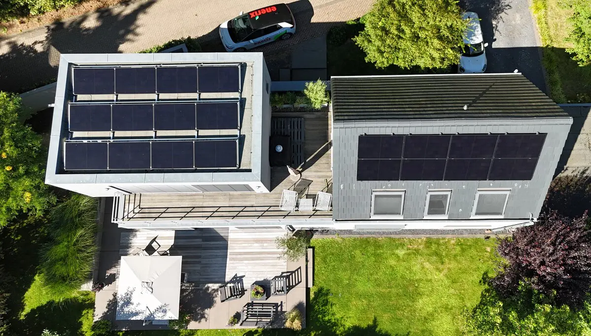 Eine Photovoltaikanlage auf dem Dach eines Einfamilienhauses in Kernen im Remstal.