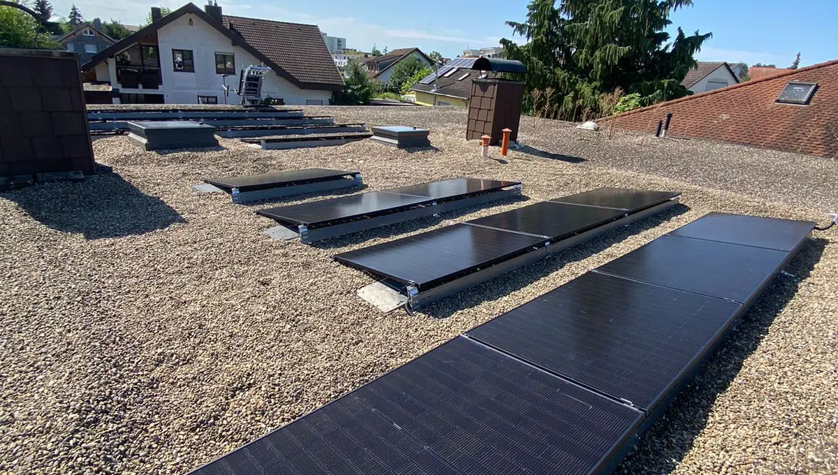 Solarmodule die auf einem Flachdach montiert sind in Briesach am Rhein