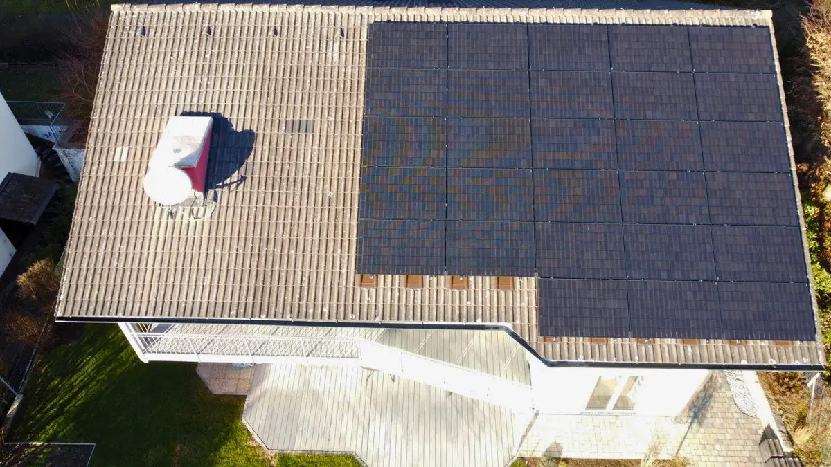 Eine Solaranlage auf einem Hausdach in Hettenshausen