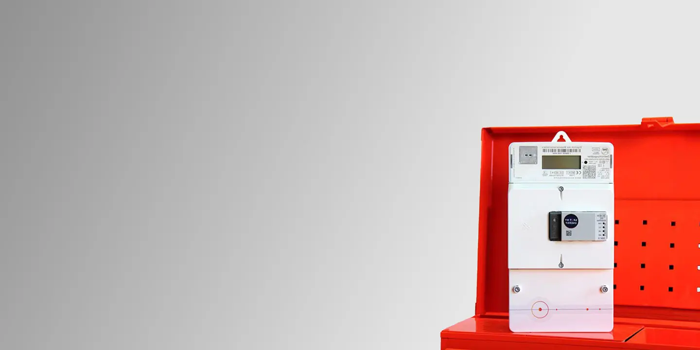 Ein Smart Meter das auf einem roten Tisch steht
