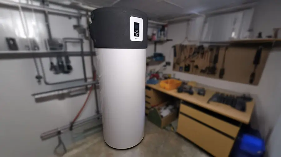 Eine Warmwasser Wärmepumpe die in einem Keller steht.