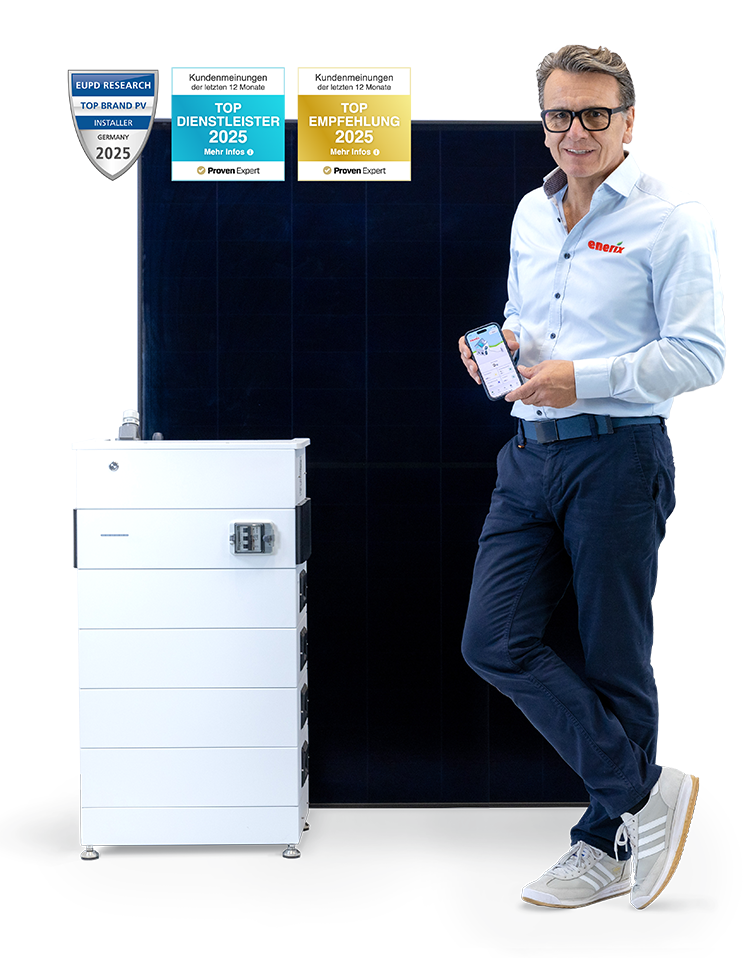 Ein Mann in Business-Kleidung mit enerix-Logo steht lächelnd neben einem Stromspeicher und hält ein Smartphone mit einer Energie-App in der Hand. Hinter ihm befinden sich ein schwarzes Solarmodul und drei Auszeichnungen: "Top Brand PV Installer Germany 2025" von EUPD Research sowie "Top Dienstleister 2025" und "Top Empfehlung 2025" von Proven Expert.