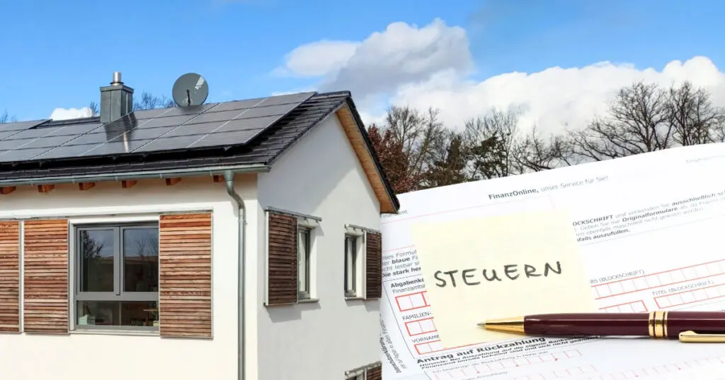Ein Haus mit einer Photovoltaikanlage auf dem Dach. Daneben ein Dokument zur Abschreibung einer PV Anlage