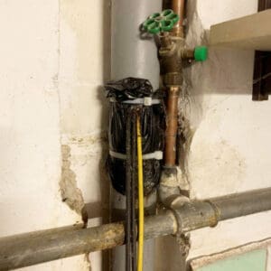 Fehler bei einer Montage einer Photovoltaikanlage. Kabel wurden falsch durch ein Rohr verlegt.