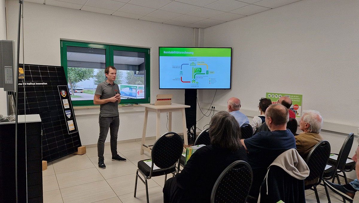 Christofer Csernik von enerix Aichach-Friedberg redet vor einem Publikum auf einem Photovoltaik Infoabend