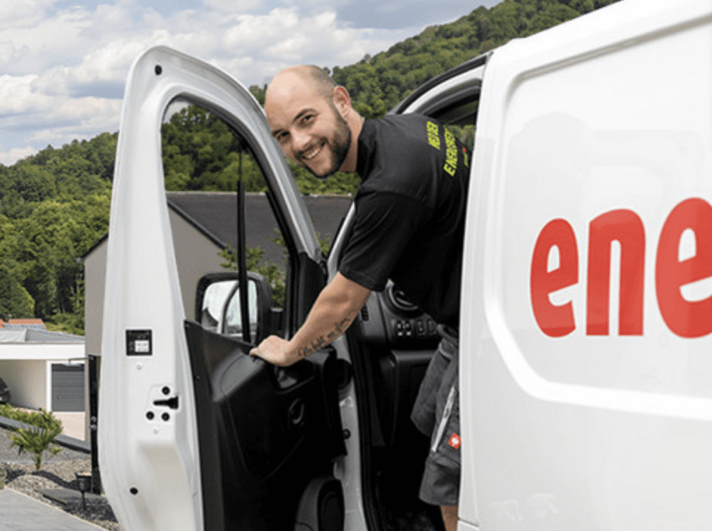 Ein Elektriker von enerix steigt aus einem Fahrzeug.