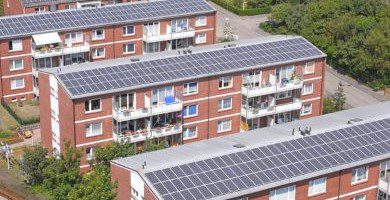 Vier große 4-stöckige Mehrfamilien Wohnhäuser mit jeweils einer großen Photovoltaikanlage auf dem Dach.