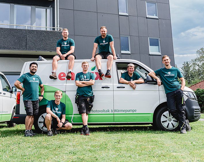 enerix Flensburg - Foto vom Photovoltaik Montageteam vor einem Van mit enerix Aufschrift.