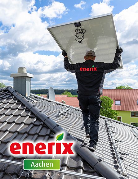 Ein Monteur trägt ein Solarmodule auf einem Dach für die Photovoltaikmontage