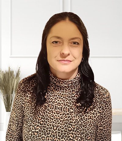 Die Mitarbeiterin Anna G. von enerix Cham schaut in die Kamera.