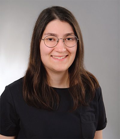 Die Projektplanerin Hannah A. von enerix Cham lächelt in die Kamera.