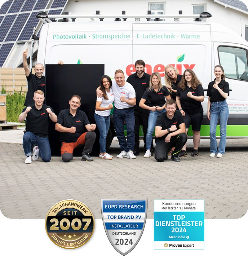 Das Team von enerix Augsburg vor einem enerix Transporter