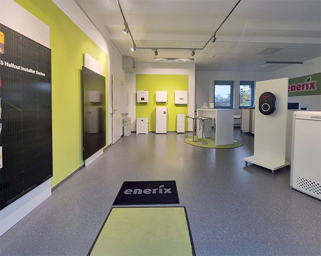 In der Ausstellungen sind Solarmodule, Stromspeicher und weitere Geräte in einer modernen Umgebung zu sehen.