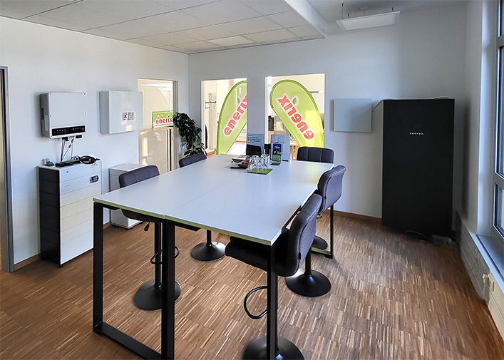 Das Beratungszimmer von enerix Oberfranken mit Besprechungstisch und verschiedenen Ausstellungsprodukten zum Thema Photovoltaik.