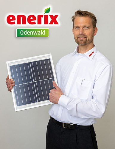 Der Geschäftsinhaber von enerix Odenwald Jörn Tramsen hält ein Solarmodul in der Hand.