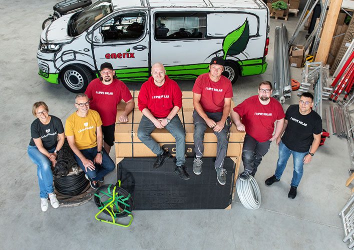 enerix Ostmünsterland Team vor enerix Fahrzeug