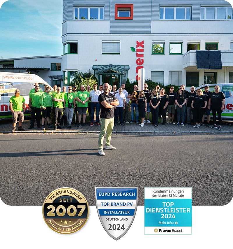 Das Team von Enerix Spessart steht vor dem Firmengebäude und mehreren Enerix-Fahrzeugen. Die Mitarbeiter tragen entweder schwarze oder grüne Enerix-Shirts. Auf dem Gebäude ist das Enerix-Logo gut sichtbar, während auf einem Balkon ein Solarmodul installiert ist. Im unteren Bereich des Bildes sind drei Auszeichnungen zu sehen: „Solarhandwerk seit 2007“, „Top Brand PV Installateur Deutschland 2024“ und „Top Dienstleister 2024“.