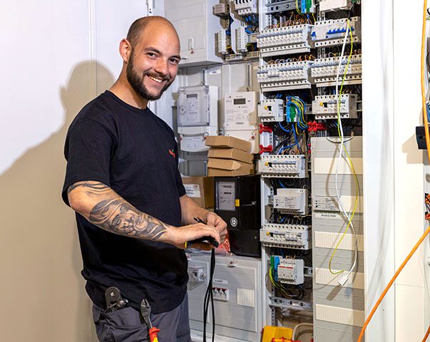 Der Elektronikermeister Hans Keck von enerix Cham arbeitet an einem großem Sicherungskasten.