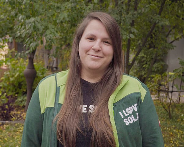 Ein Porträt von der Mitarbeiterin Jasmin Jahn von enerix Nürnberg.