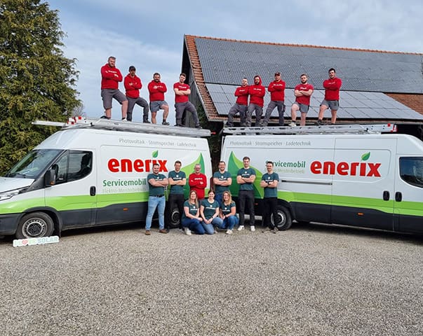 Das Team von enerix Ingolstadt steht vor und auf 2 Montagewägen.