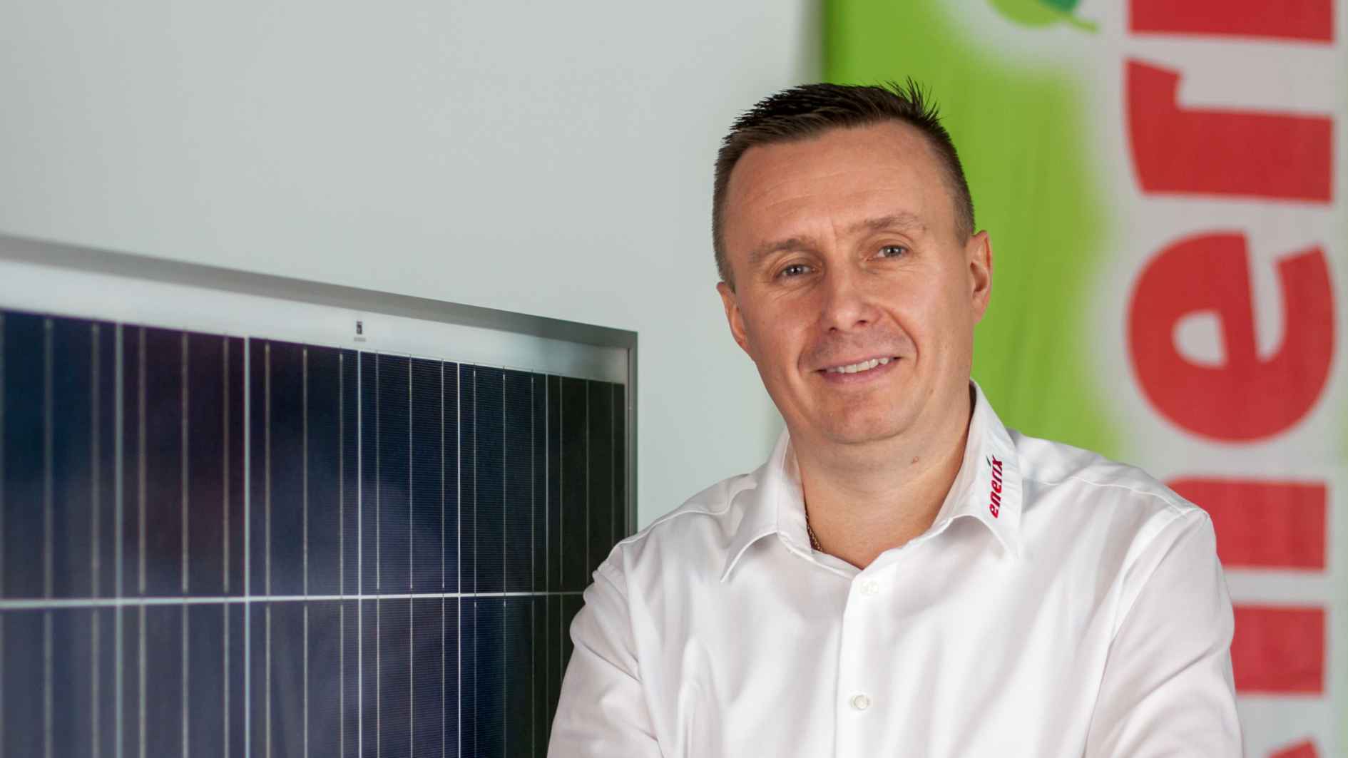 Alex Geier, der Geschäftsinhaber von enerix Saar steht neben einem Photovoltaikmodul.
