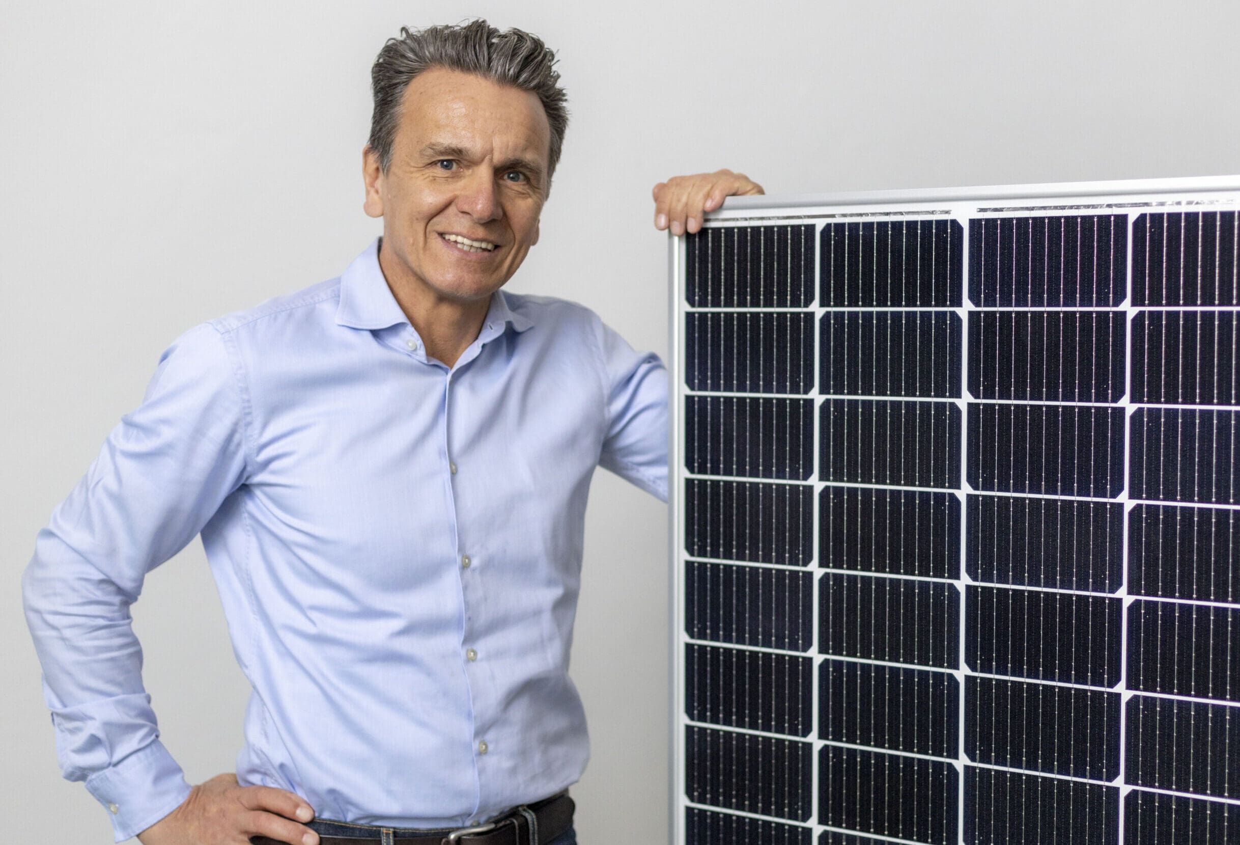 Ein Mann, Peter Knuth hält ein Solarmodul
