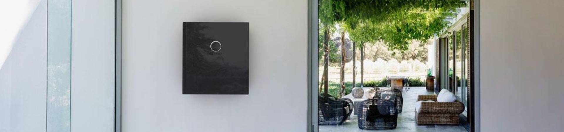 Eine Sonnenbatterie hängt an der Wand in einer Wohnung