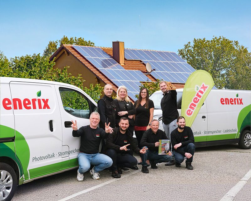 Das Team von enerix Oberösterreich vor einem Haus mit Photovoltaikanlage auf dem Dach