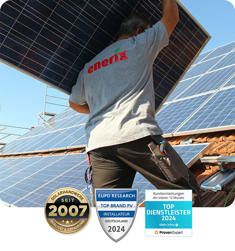 ein Monteur von enerix Wesel auf einem Hausdach der ein Photovoltaikmodul trägt