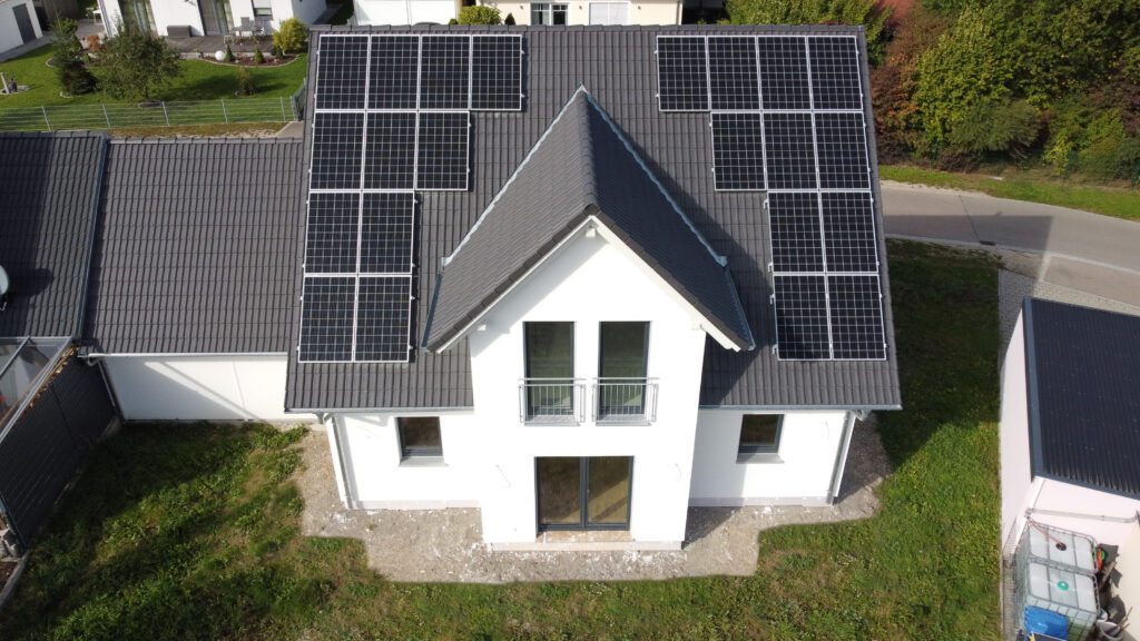 Eine Photovoltaikanlage auf einem Hausdach