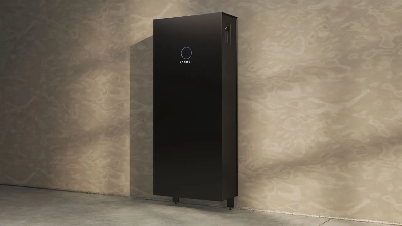 sonnenbatterie performance an einer Wand montiert