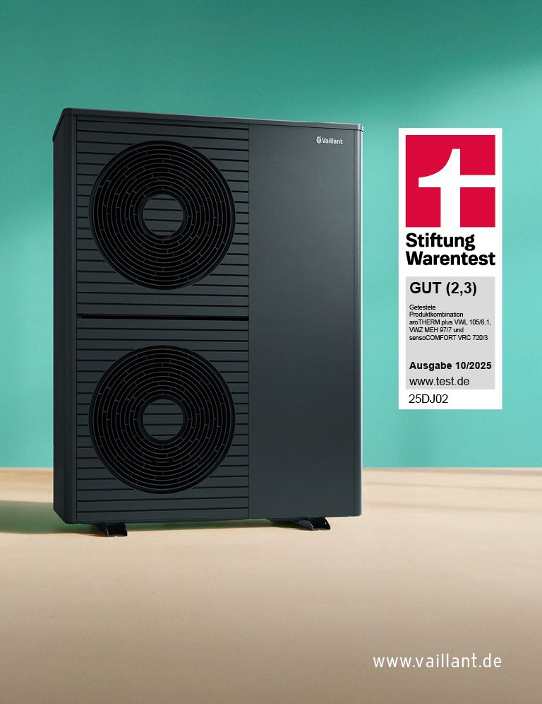 Eine schwarze Vaillant Wärmepumpe, daneben das Stiftung Warentest Logo mit der Bewertung GUT 2,3 (Code: 25DJ02)