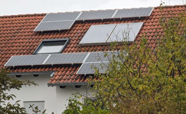 Eine kleine Photovoltaikanlage auf einem Reihenhaus in der Region Rheinhessen.