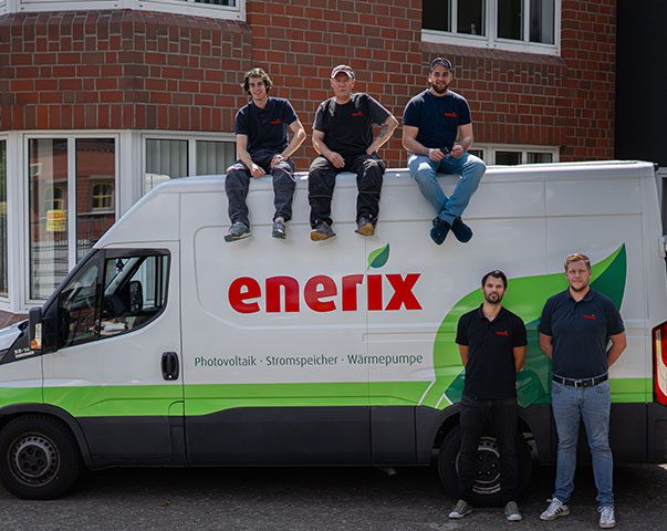 Mitarbeiter aus Solarteuren und Elektrikern sitzt auf einem enerix Trick. Zwei Mitarbeiter stehen vor dem Truck.