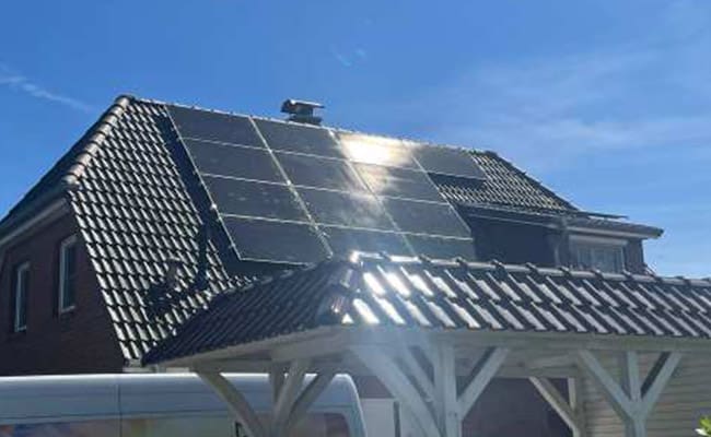 Eine Photovoltaikanlage auf einem hausdach.