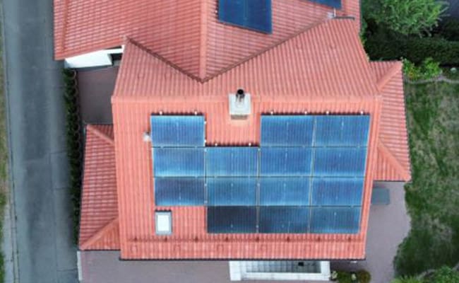 Eine Photovoltaikanlage auf dem Dach eines Einfamilienhauses montiert von enerix Odenwald.