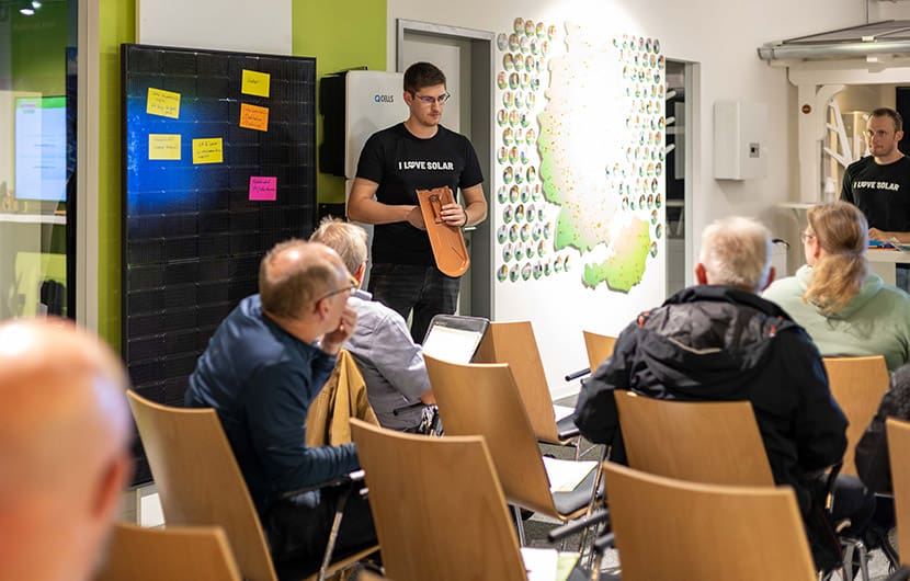 Ein Photovoltaik Infoabend in einem Showroom von enerix