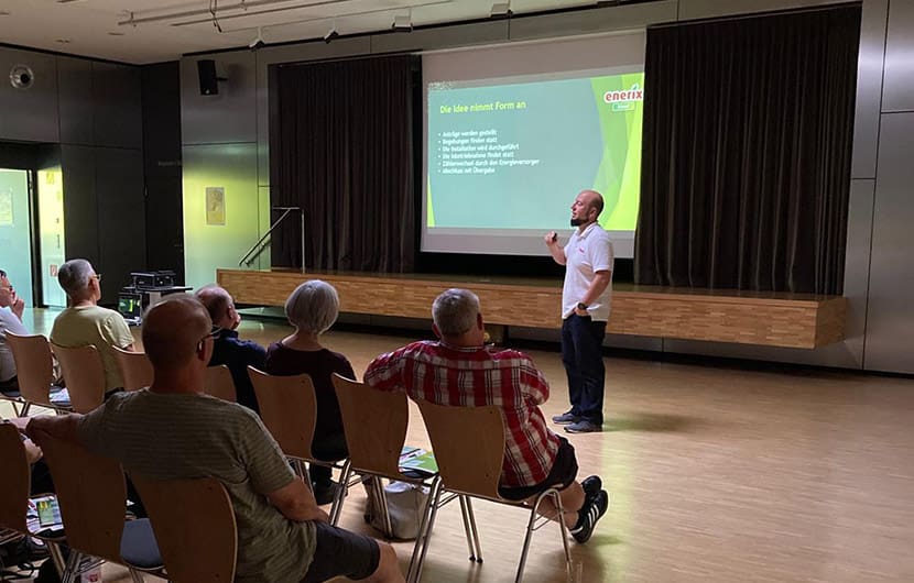 Ein Infoabend von enerix Kassel mit vielen Besuchern und einem Vortrag.