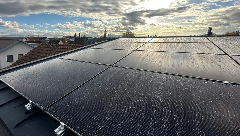 Eine Photovoltaikanlage auf einem Hausdach in Weil am Rhein.